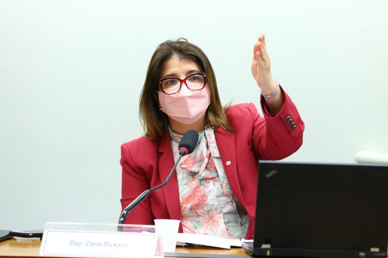 Uso precoce de cloroquina e ivermectina opõe médicos e pesquisadores