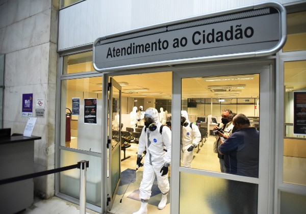 Brasil registra mais 923 mortos em 24 horas; total se aproxima de 125 mil