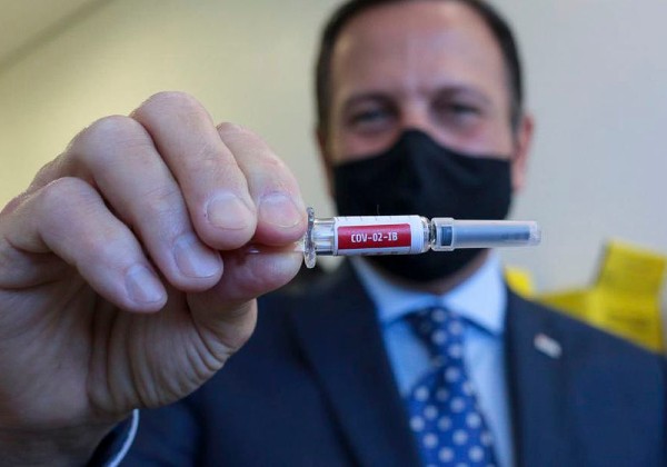 CoronaVac mostra ser segura em testes, mas menos eficaz em idosos
