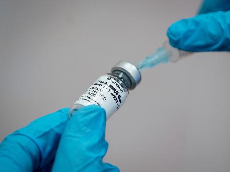 Vacina chinesa contra o coronavírus não deu efeito colateral em 94,7% dos voluntários, diz estudo