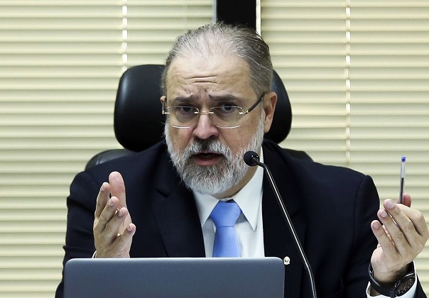Pais não podem negar vacinação aos filhos, diz Aras ao STF