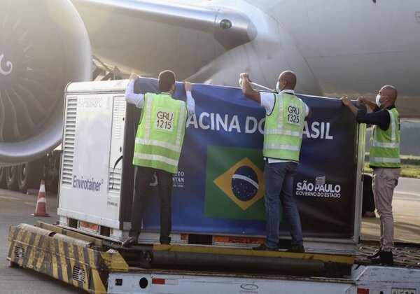 Lote com dois milhões de doses da CoronaVac chega a São Paulo