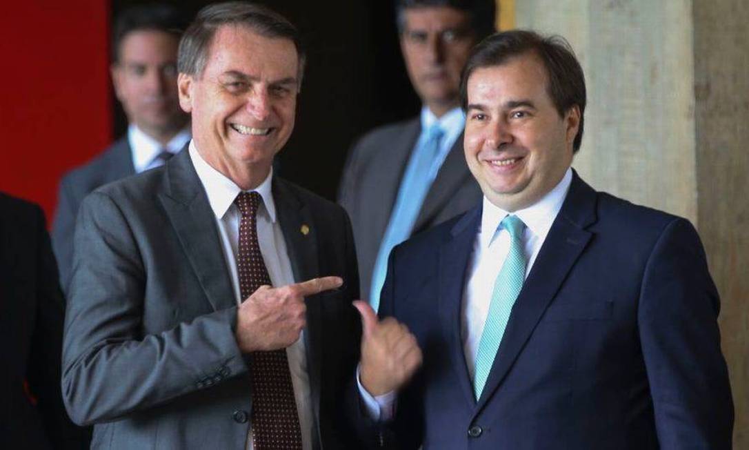 Bolsonaro diz que Bolsa Família não terá 13º salário por culpa de Maia; deputado chama presidente de mentiroso