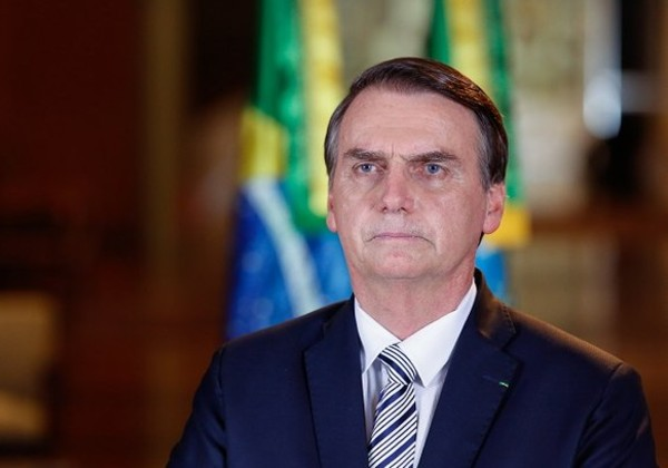 Bolsonaro assina decreto reabrindo crédito para compra de vacinas