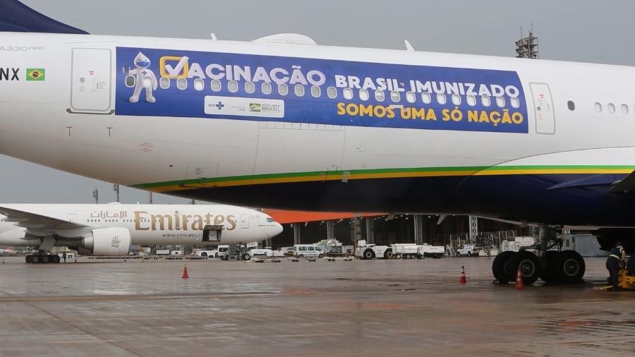 Índia diz que, no momento, não pode atender demanda do Brasil por vacinas; avião está parado desde ontem
