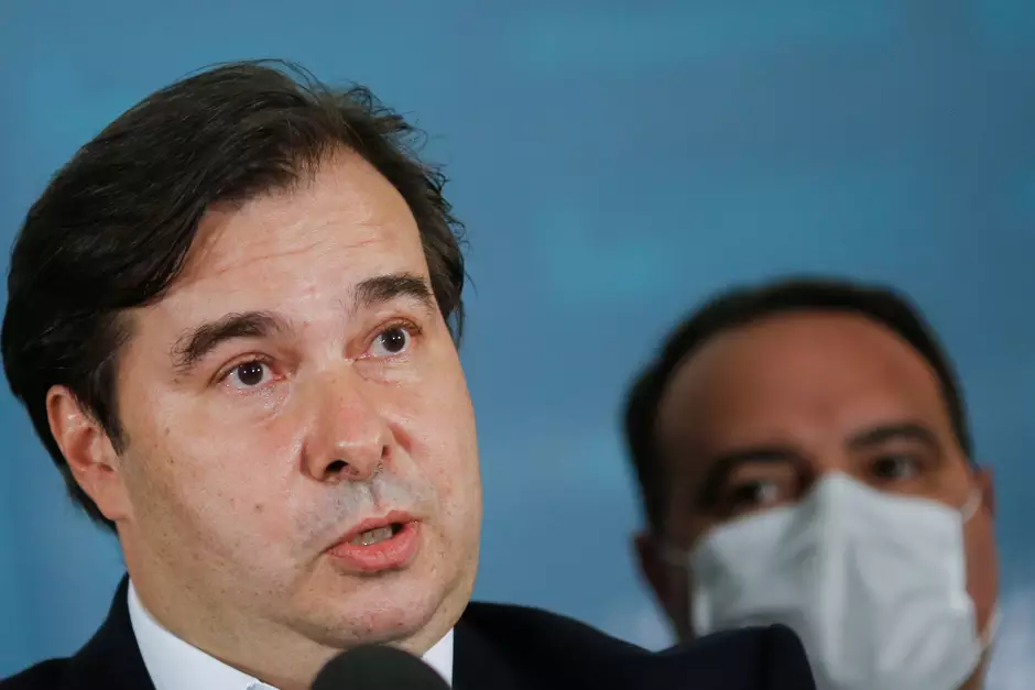 Após reunião, Maia diz que China vai acelerar venda de insumos para produção de vacinas contra a Covid-19