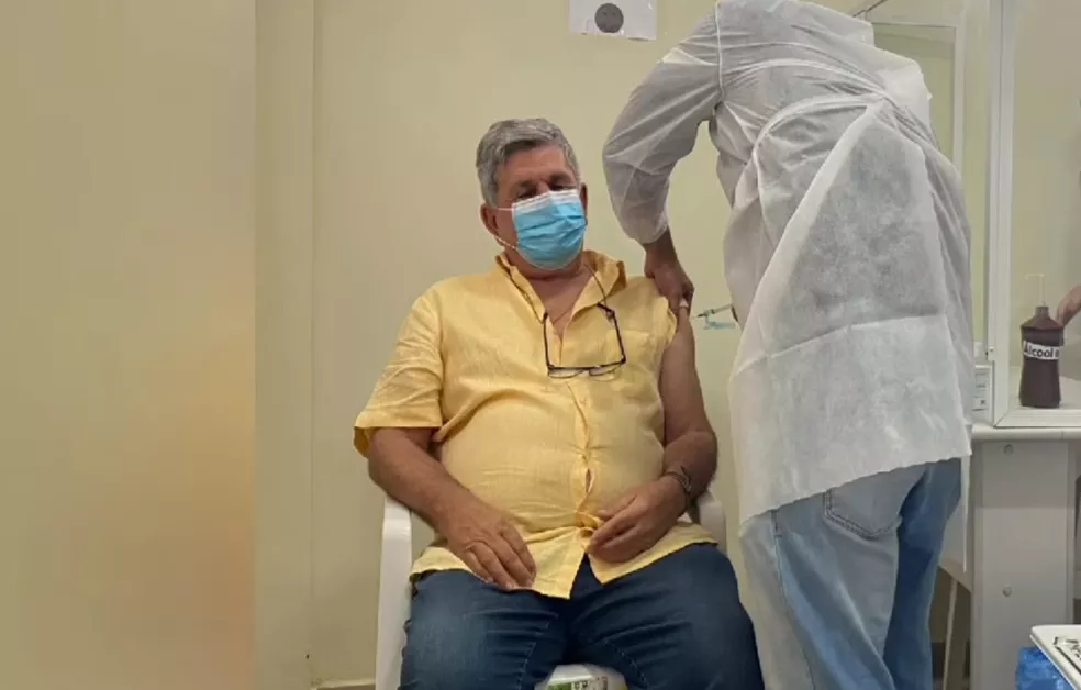 Prefeito que não integra grupo prioritário é vacinado contra Covid-19, na Bahia; vários gestores e servidores públicos já foram denunciados