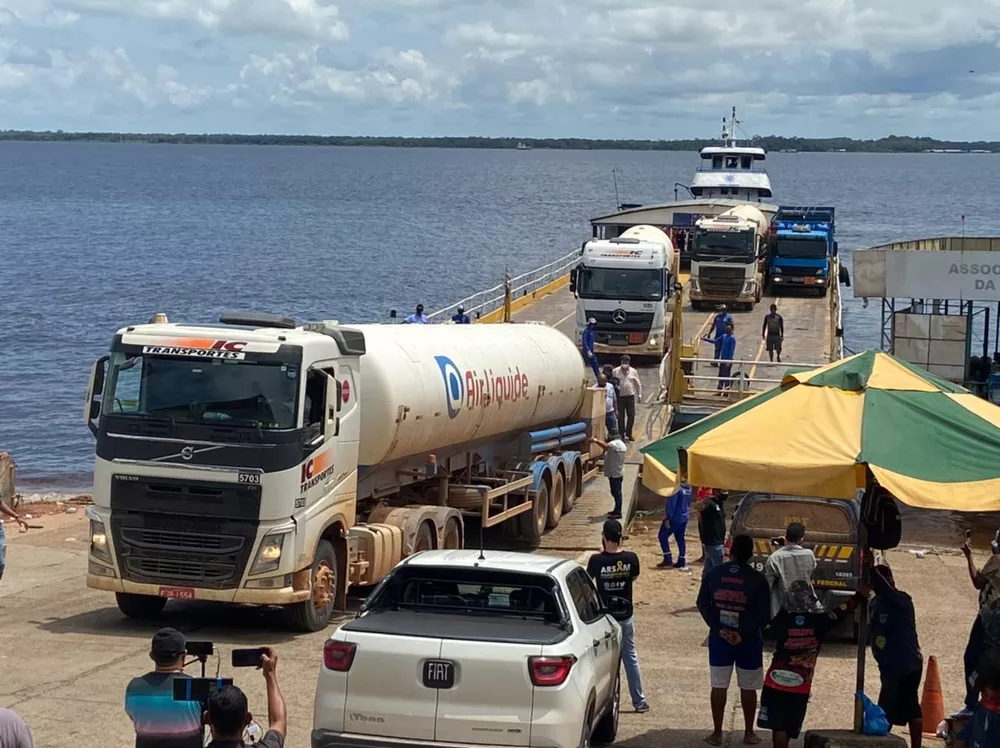 Comboio com 160 mil metros cúbicos de oxigênio chega Manaus; carga atrasou devido às más condições da BR-319