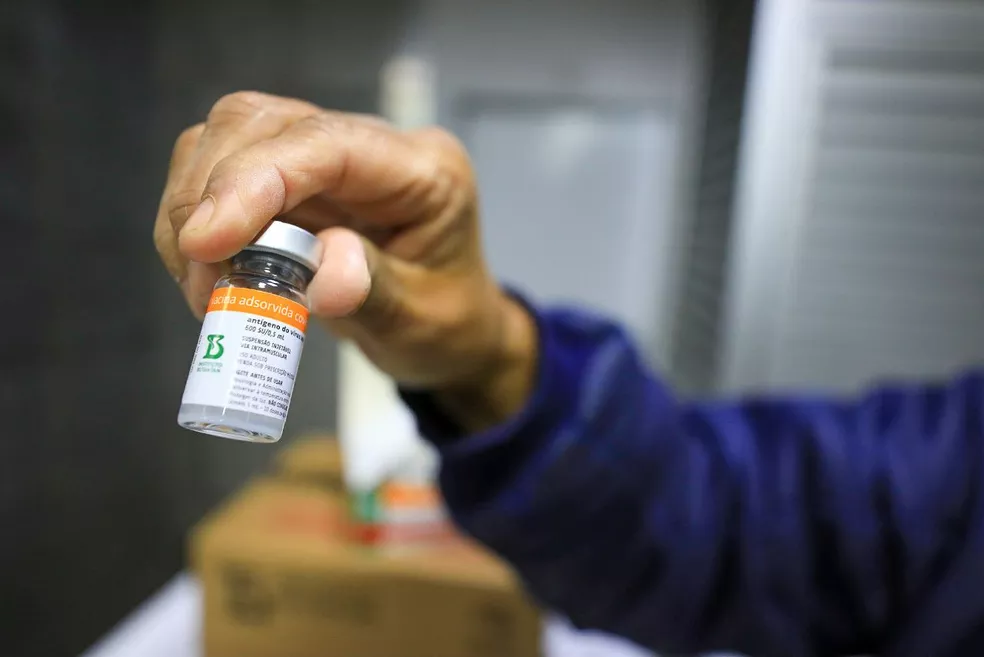 Anvisa recebe pedido de registro definitivo da vacina de Oxford; solicitação foi enviada pela Fiocruz