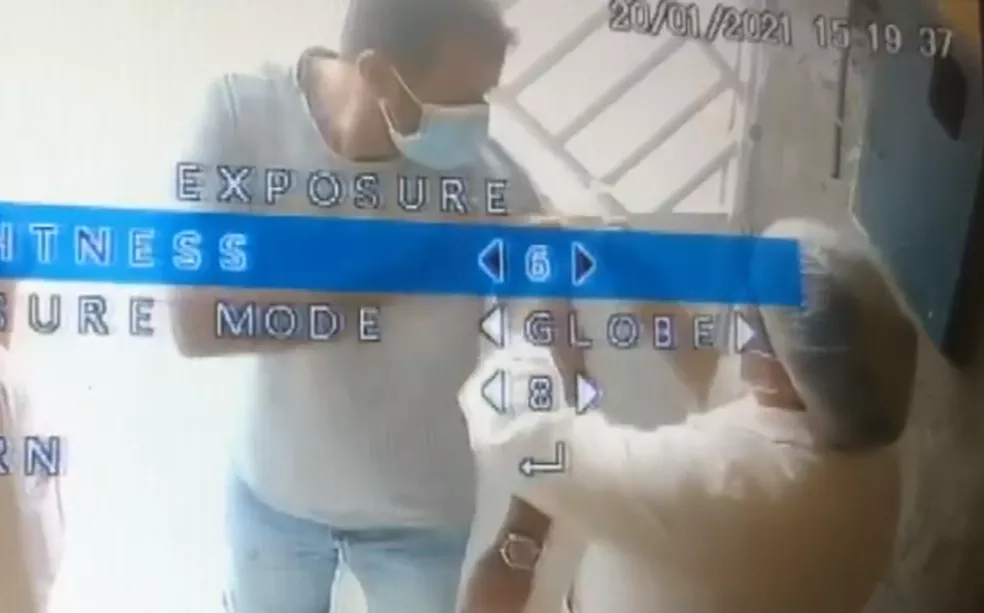 Enfermeira é flagrada vacinando homem que não pertence ao grupo prioritário, na Bahia