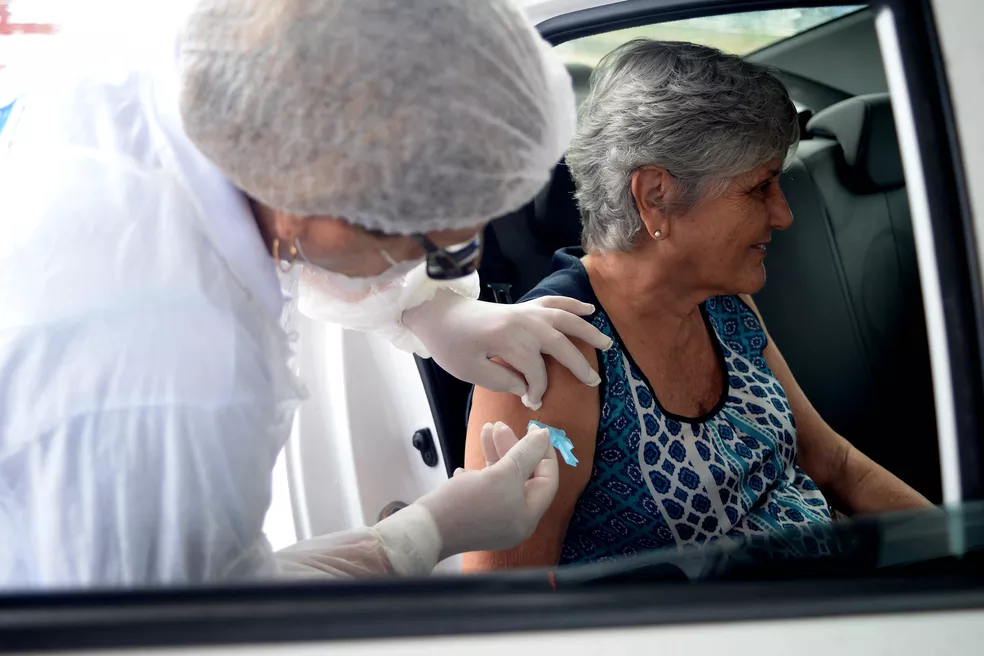 Vacinação é exclusiva para idosos acima de 90 anos, hoje, em Salvador