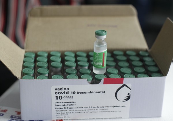 AstraZeneca espera produzir 200 milhões de doses de vacina até abril