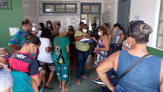 Unidade Básica de Saúde de Feira de Santana registra aglomeração de idosos, para imunização contra Covid-19