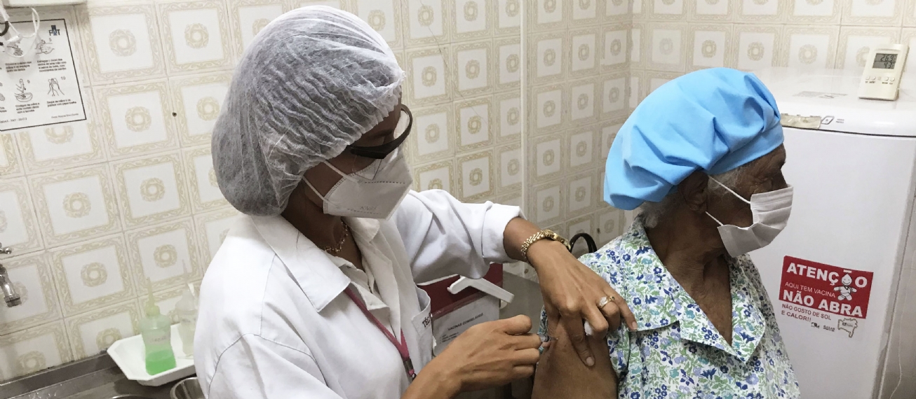Idosos acima de 80 anos já podem agendar vacinação contra a Covid-19