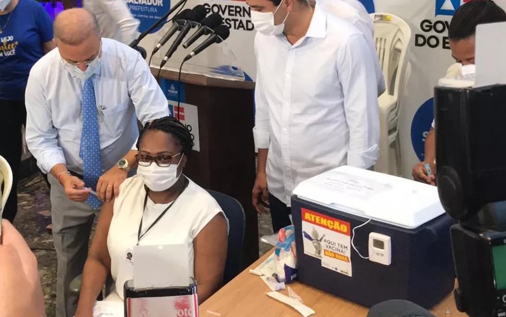 Primeira vacinada na Bahia contrai Covid-19 antes de tomar 2ª dose; contágio é possível, diz infectologista