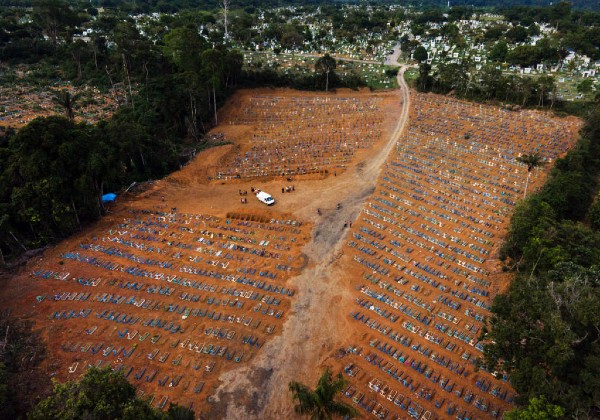 Pandemia vive pior momento, mas população não está consciente, diz associação médica