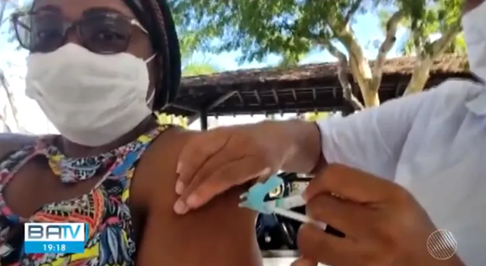 Primeira vacinada contra Covid-19 na Bahia toma 2ª dose; enfermeira contraiu o vírus antes de completar imunização