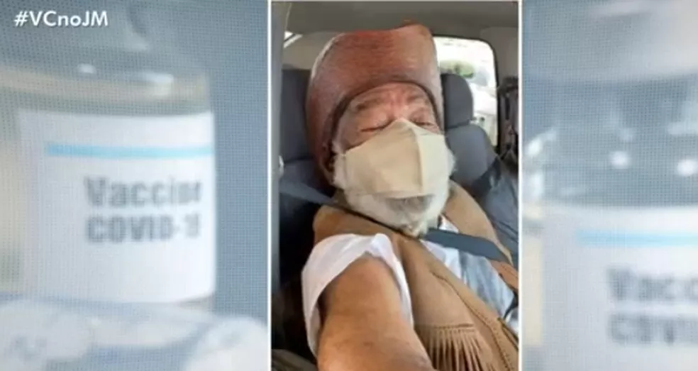 Bule-Bule é vacinado contra Covid-19, em Salvador; artista fez repente no momento da imunização