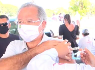 Paulo Guedes recebe imunizante contra Covid-19 e defende vacinação em massa