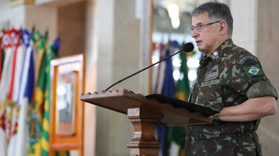 Comandantes das Forças Armadas ameaçam colocar cargos à disposição, após saída de Fernando Azevedo do Ministério da Defesa