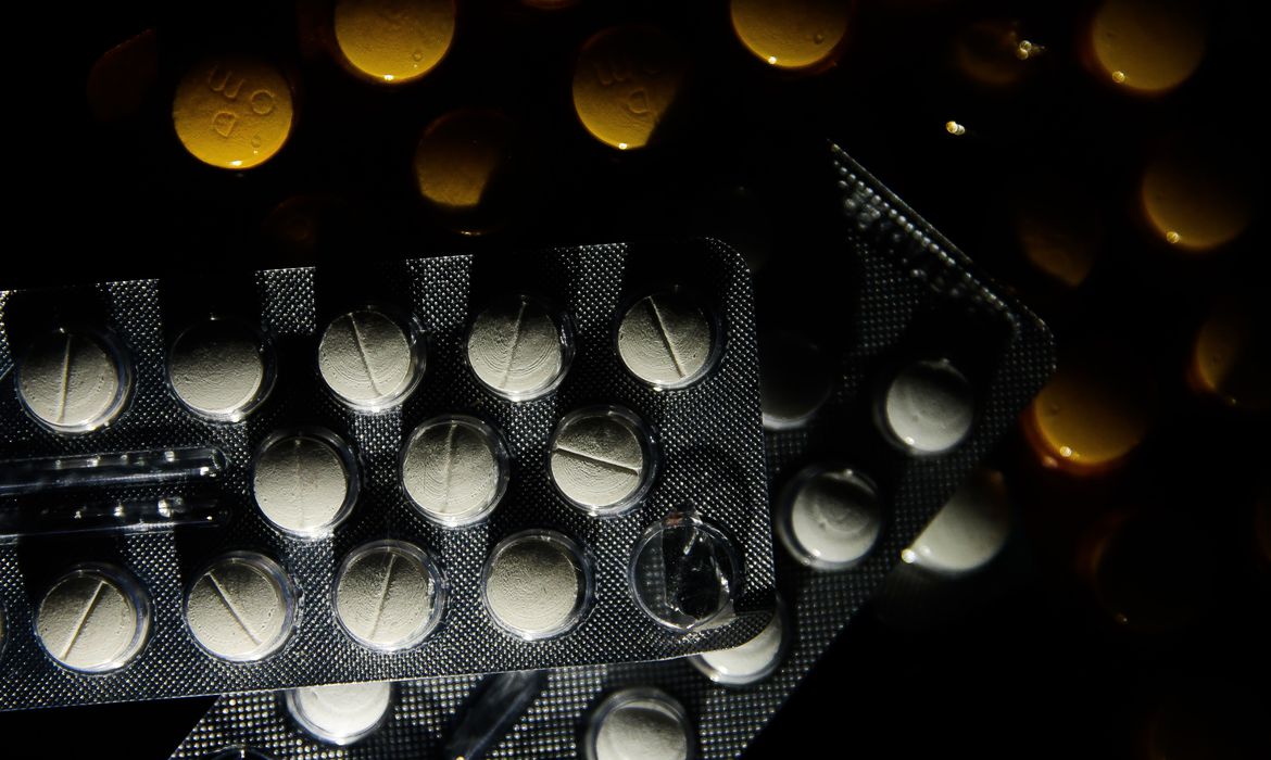 Anvisa alerta para riscos da automedicação; pode matar