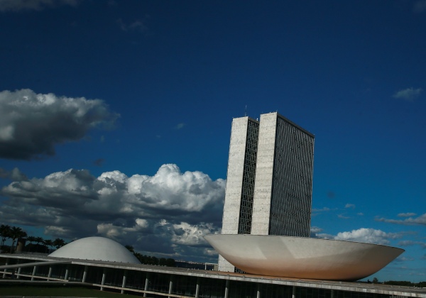 Projeto que flexibiliza regras para compra de vacinas por empresas pode ser votado nesta terça (6)