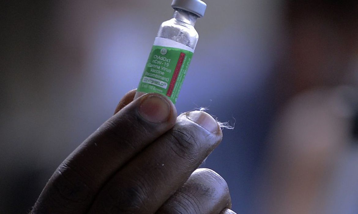 Bio-Manguinhos produz 900 mil doses de vacina contra covid-19 por dia