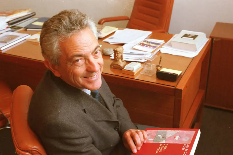 Morre Alfredo Bosi, um dos maiores críticos literários do Brasil; professor e membro da ABL sucumbiu à Covid-19