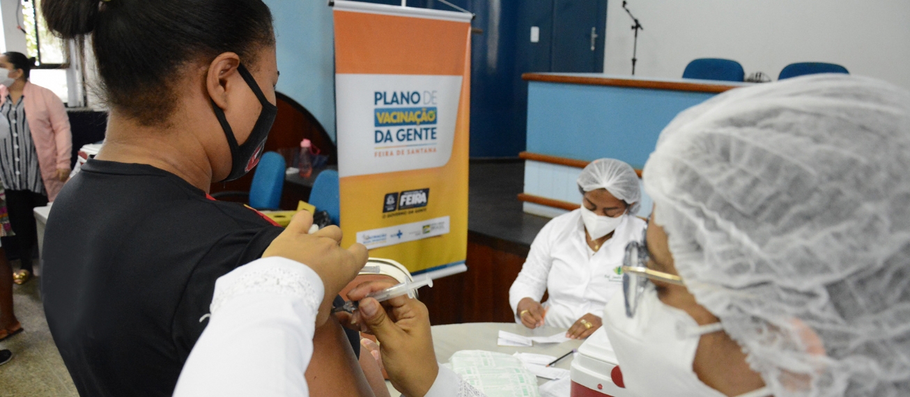 Feira recebe mais vacinas e inicia agendamento dos idosos de 62 anos