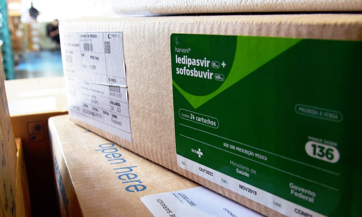 Brasil recebe 2,3 milhões de kits de intubação; medicamentos foram comprados pela iniciativa privada e serão doados ao SUS