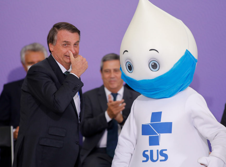 Bolsonaro diz que vai se vacinar por último, porque tem muita gente apavorada, esperando