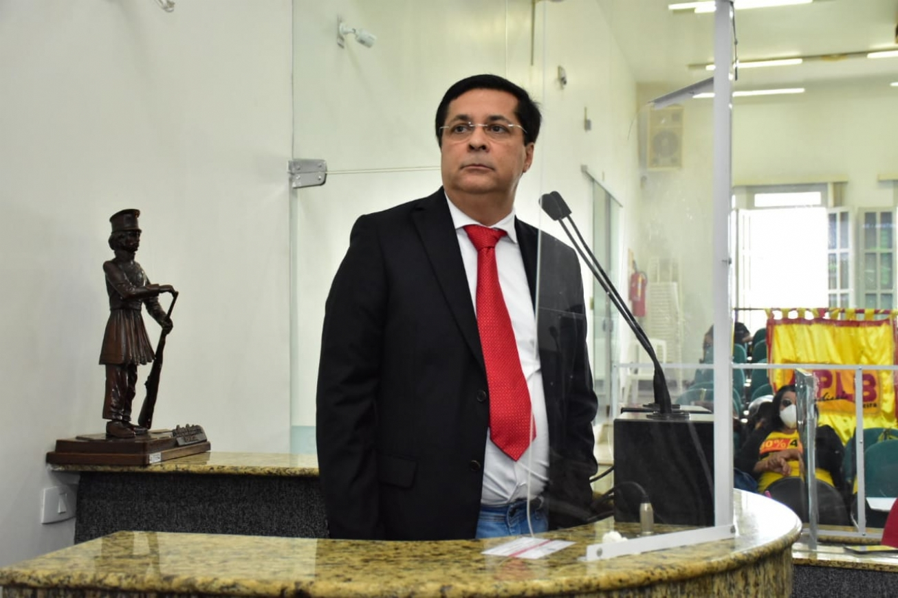 'Não quero acreditar que tem pessoas na Prefeitura ajudando esse empresário inescrupuloso', afirma Fernando, sobre presidente do Shopping Popular