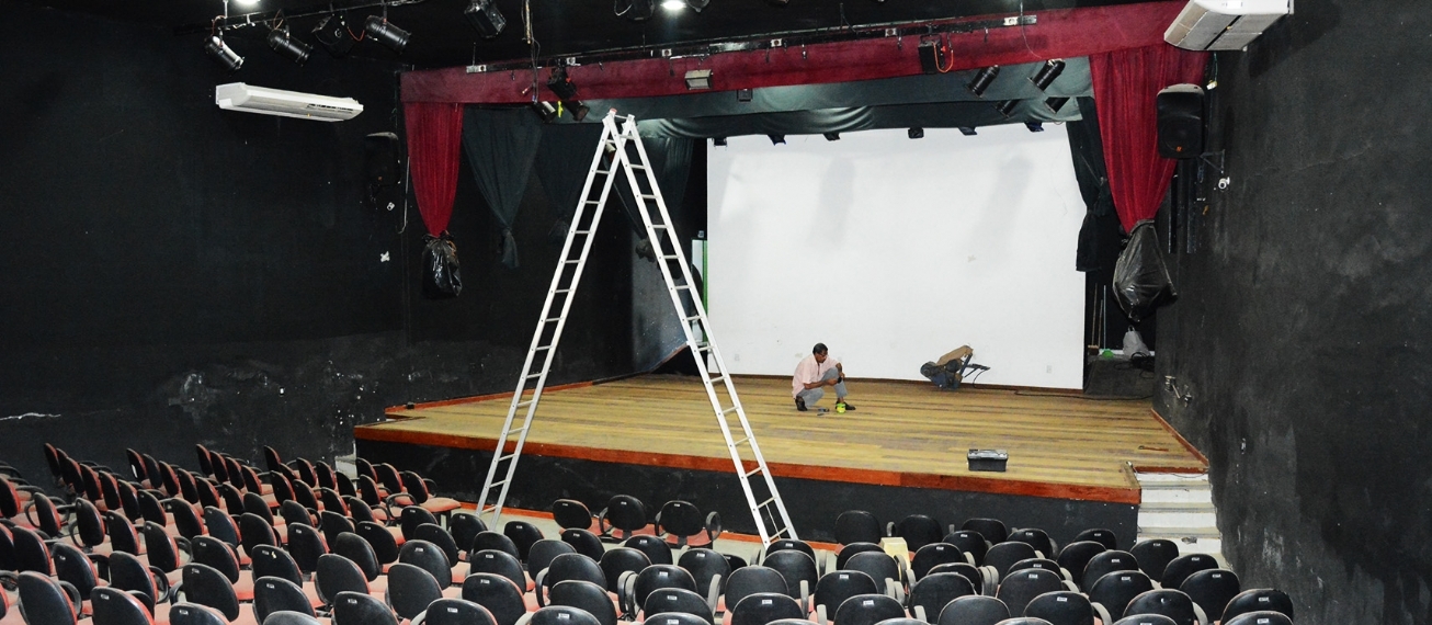 Palco do Teatro Margarida Ribeiro passa por reforma; espetáculos virtuais começam no dia 14