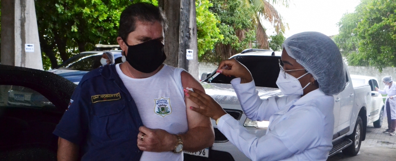 Profissionais da segurança e salvamento recebem dose da vacina contra a Covid