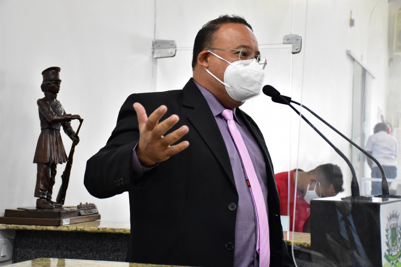 Feira teria recebido vacinas para professores, mas não dado início à imunização da classe, diz vereador Ivamberg