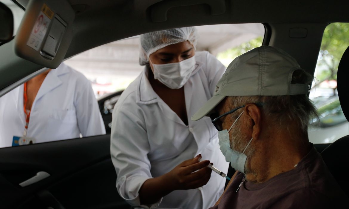 Imunização reduz pela metade mortes entre idosos com mais de 80 anos, diz pesquisa
