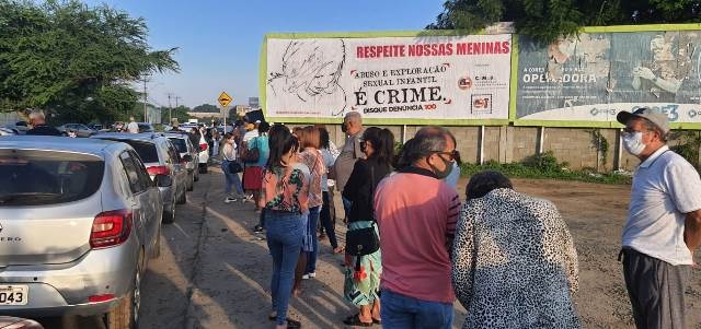 Longa fila se forma, na UniFTC, para aplicação da 1ª dose contra a Covid-19; SMS ampliou faixa etária para 58 anos