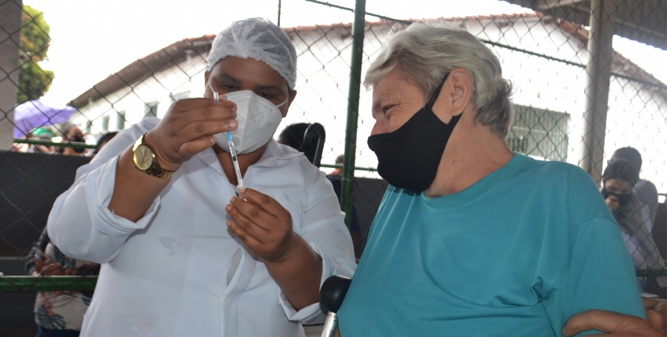 Aplicação da segunda dose contra Covid continua nesta quinta