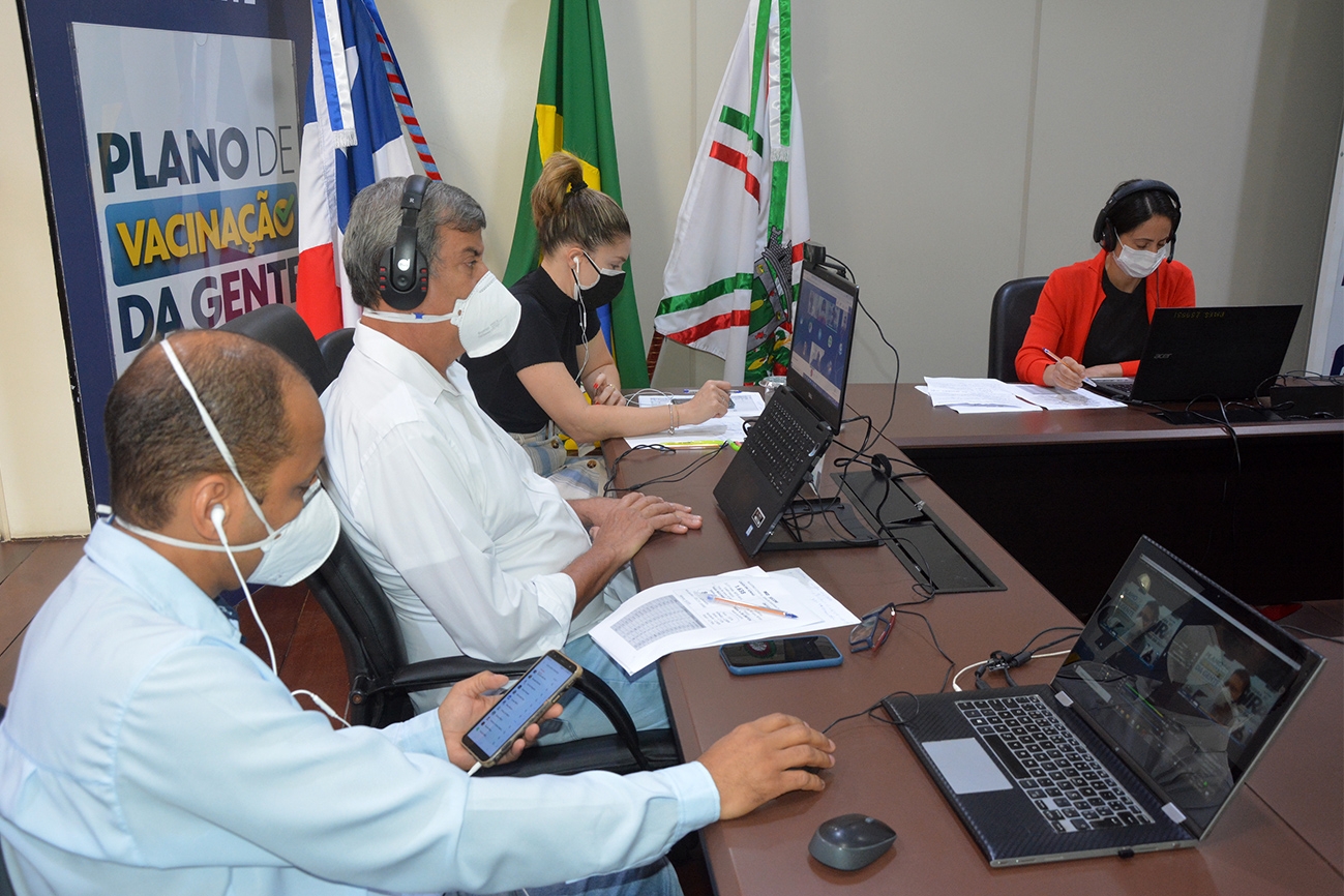 Durante coletiva, Colbert Martins conscientiza população sobre a importância da vacina