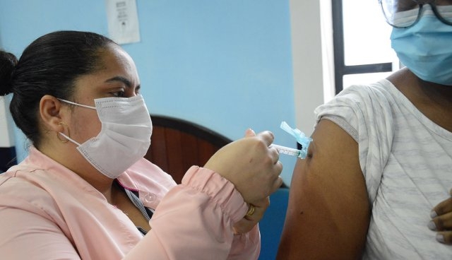 Idade mínima para vacinação contra coronavírus, em Feira, cai para 46 anos