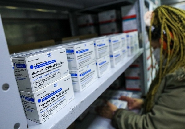 Lote com 3 milhões de doses da vacina da Janssen chega ao Brasil