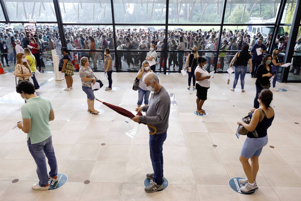 Meta de vacinar 90% da população deve ser alcançada apenas em 2022, diz estudo