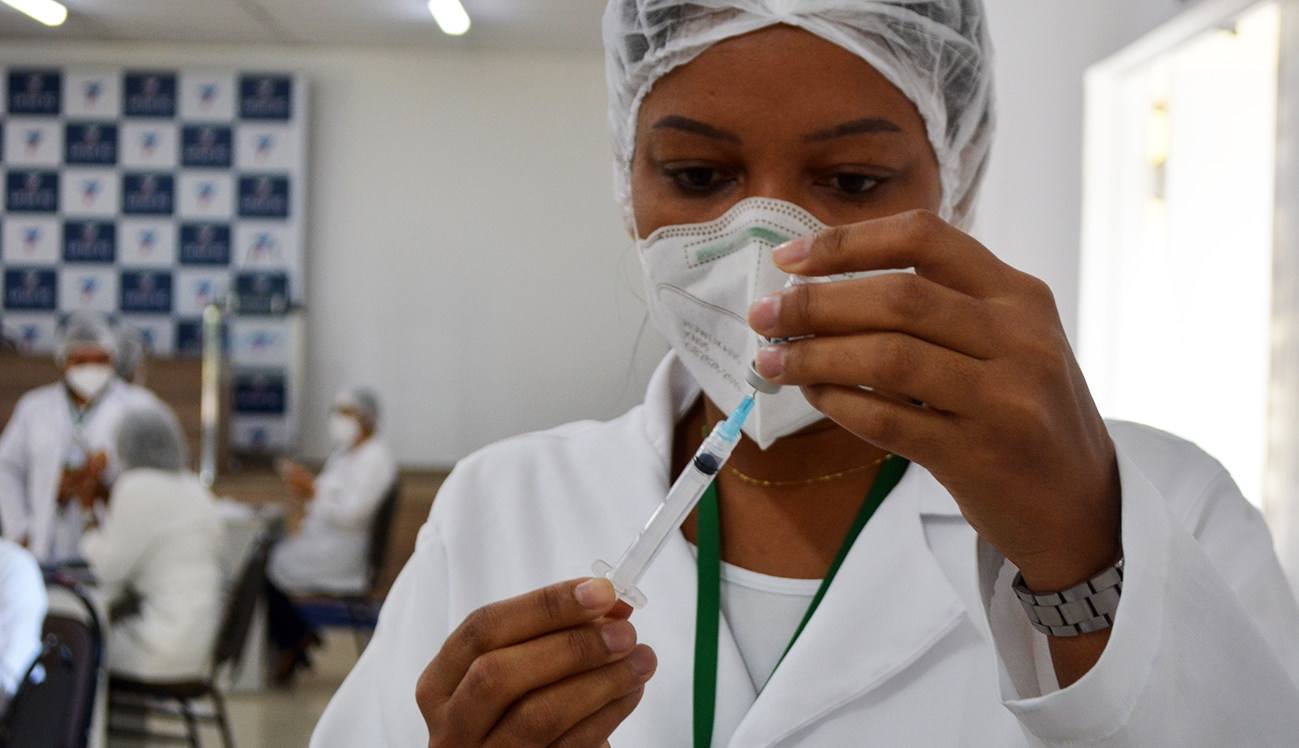 Quem não tomou 2ª dose contra a Covid-19 no prazo indicado pode perder garantia da vacina, diz secretário Municipal de Saúde