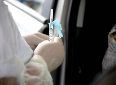 Ministério da Saúde diz que não distribui doses vencidas de vacina contra Covid-19