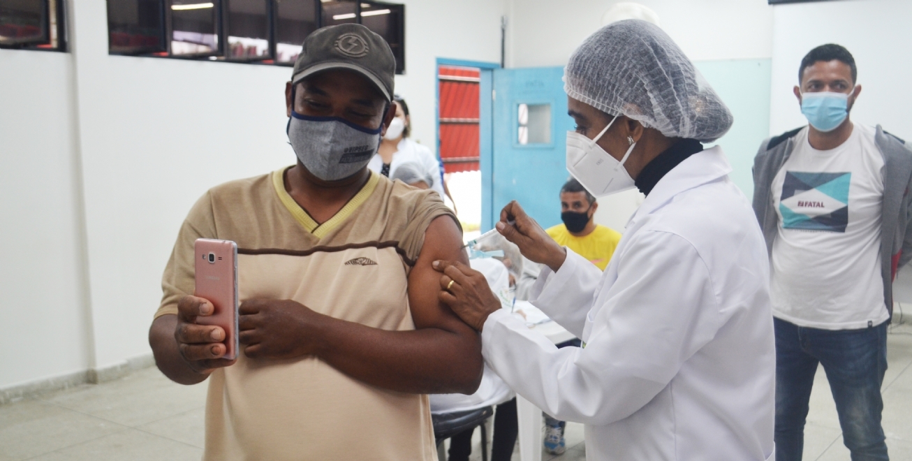 SMS de Feira de Santana remaneja vacinas contra Covid-19 e dá seguimento à aplicação da 1ª dose em pessoas nascidas até 1981