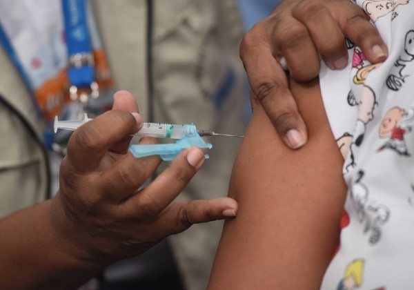 Vacinação reduz ocupação de UTIs no país para menos de 90%, afirma Fiocruz