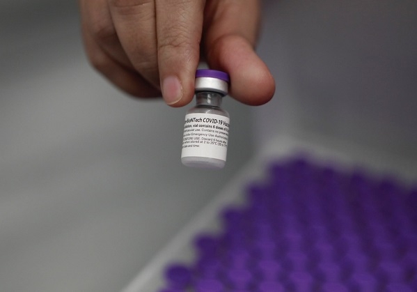 Anvisa pede à Pfizer informações sobre estudos de terceira dose de vacina, diz coluna