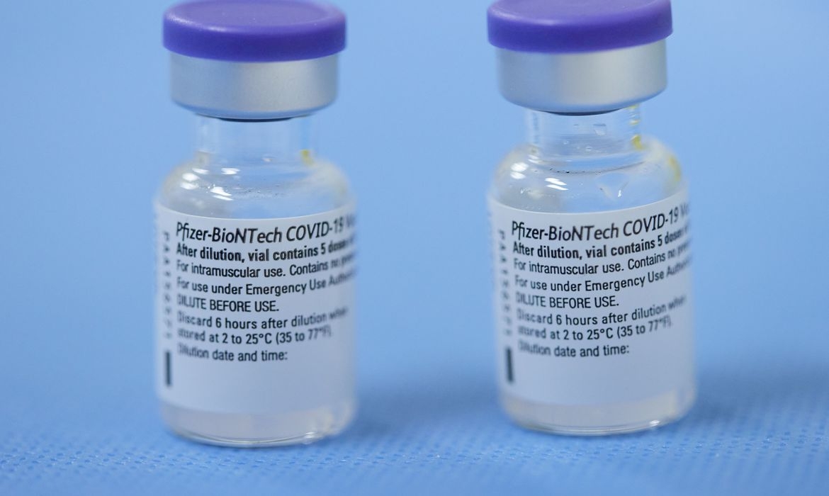 Aviões com vacinas da Pfizer chegam ao aeroporto de Campinas (SP); país recebeu quase 1,8 milhões de doses