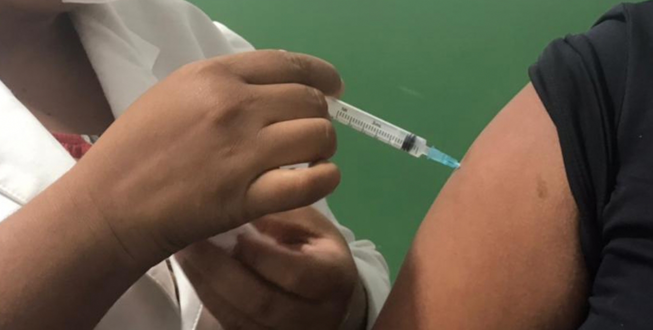 Feira de Santana recebe nova remessa de vacinas e pessoas com 27 anos começam a ser imunizadas contra a Covid-19