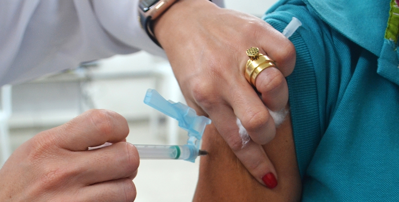 1ª dose para adolescentes com comorbidade e 2ª dose da Pfizer nesta sexta-feira